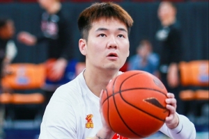 記者：孫浩欽自己打車先來球館一個人練球 球隊1小時后才陸續抵達