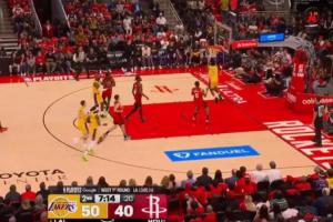 NBA季后賽歷史首次父子連線！詹姆斯送空接 布朗尼反籃打進(jìn)！