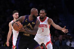 墨菲：詹姆斯在利用頭腦和經(jīng)驗(yàn)打球 他是比賽戰(zhàn)略家