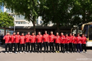 國乒出征倫敦世乒賽團體賽前拍攝全家福，王楚欽、孫穎莎出鏡