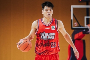 媒體人：陳國豪上一場面部被擊到 出現骨裂 季后賽或戴面具出戰