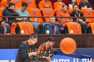 考察球員！中國男籃主帥郭士強現場觀戰山東VS遼寧G1