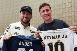 內馬爾社媒曬與埃雷拉互贈球衣合照：很高興見到你，朋友