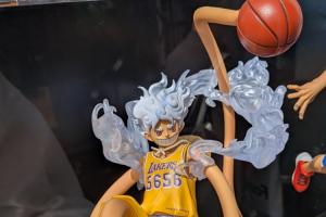 日本動畫《海賊王》推出與NBA聯(lián)名手辦：身披湖人隊服的五檔路飛