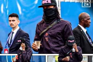 這是什么風格？奧利塞帽子上有“F***”字樣