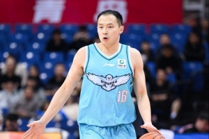媒體人：青島連續三個失誤令人扼腕 王奕博傳米奇的球過于直白