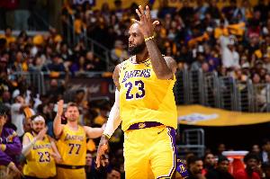 發力了！詹姆斯第二節單節砍下14分 火箭全隊僅13分