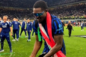 今個真高興！圖拉姆賽后與隊友噴香檳慶祝奪冠
