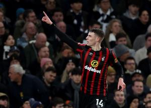 天空：曼聯中場目標還包括亞當斯、斯科特、M費、瓊阿梅尼等多人
