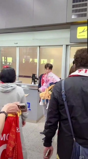 即將執(zhí)教鐵人！徐正源已抵達(dá)沈陽機(jī)場，球迷接機(jī)高喊其名字