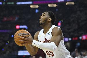 0罰球！米切爾半場11中6砍并列最高14分 三分6中2