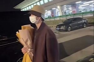 奪世錦賽冠軍！吳宜澤昨晚已抵達西安，受到球迷接機送花