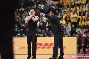 裁判累壞了！廣廈山西半場合計29次犯規 共出現45次罰球