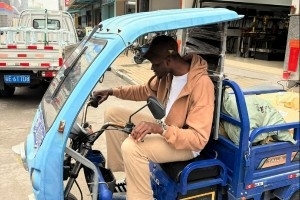 班巴參加廣交會行程很豐富！騎三輪車 街頭喝奶茶 打麻將