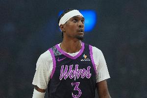 效率太低！麥克丹尼爾斯22投僅5中拿到17分7板 三分8中3