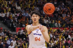 輕輕松松！王哲林21分鐘8中6高效拿下14分6籃板