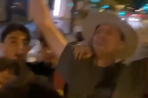 今個真高興！什琴斯尼戴帽上街，與球迷一起慶祝西甲奪冠