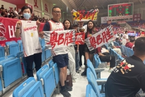 記者:深圳球迷的加油手幅被浙江主場工作人員強制收走 但隨后歸還