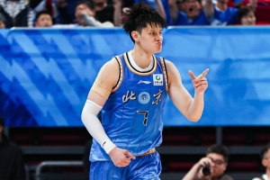 填滿數(shù)據(jù)欄！曾凡博半場(chǎng)4中3高效拿下9分2板1助1斷1帽