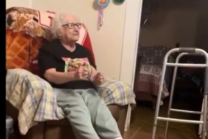 太有活力了！馬刺隊(duì)曬95歲老球迷觀賽狀態(tài) 是不是和你看球時(shí)很像