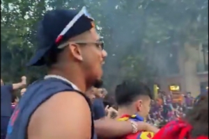 尷尬了！巴薩游行誤播嘲諷尤文歌曲，官方沒察覺還在社媒曬出視頻
