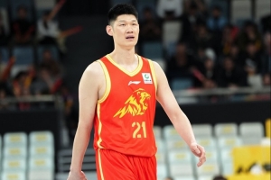 媒體人：胡金秋賽后膝蓋纏著厚厚的冰袋 看起來問題不算大