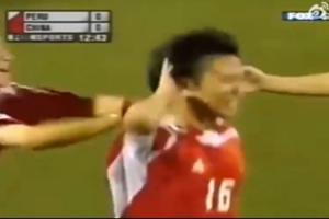 2005年世少賽，小將鄧卓翔面對東道主秘魯打進世界波