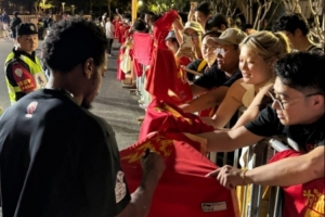 解說：塔克和小巴里·布朗為球迷簽名 一百來件簽著 澡白洗了
