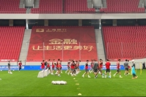 什么？主教練正在熱身！記者曬視頻，穆斯卡特參與海港賽前訓(xùn)練
