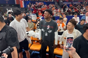 來了來了！尼克·楊來到上海主場 現場觀戰上海VS北京G1