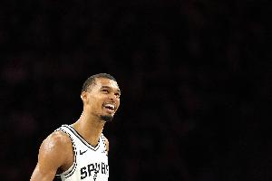 文班亞馬今天鏖戰(zhàn)48分鐘42秒 創(chuàng)個(gè)人NBA生涯單場(chǎng)之最