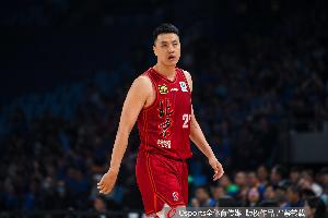 記者：北京“老弱”殘陣把分差一度追到10分內 拼勁比名氣更重要