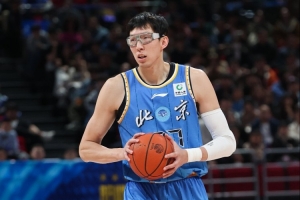 守強攻弱！周琦半場3投0中僅靠罰球拿到1分 有6板2斷4帽