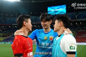 顏駿凌摟著楊希喊話韋世豪：你也去鼓勵他們，馬上去打新加坡了