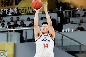 什么叫信心！李弘權第三節3記三分單節轟下13分 上海反超12分！