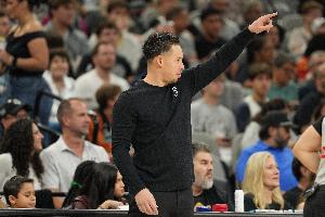 米奇：既要適應身體沖撞也要保持沉穩心態 我們要做得更好