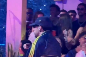 休閑時光！萊萬、費蘭·托雷斯、巴爾德一起看Bad Bunny演唱會