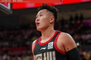 中規中矩！賀希寧半場6中3拿到8分2板1斷 3次犯規