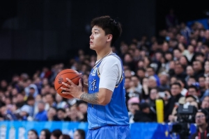 媒體人：讓趙睿周琦像巔峰打球不現實 勸CBA部分球隊減少國內引援